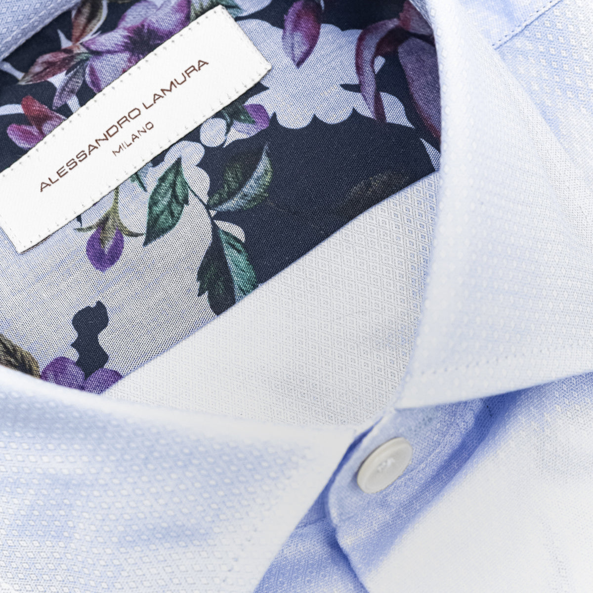 Camicia Azzurro Chiaro con Trama Geometrica e Dettaglio Floreale