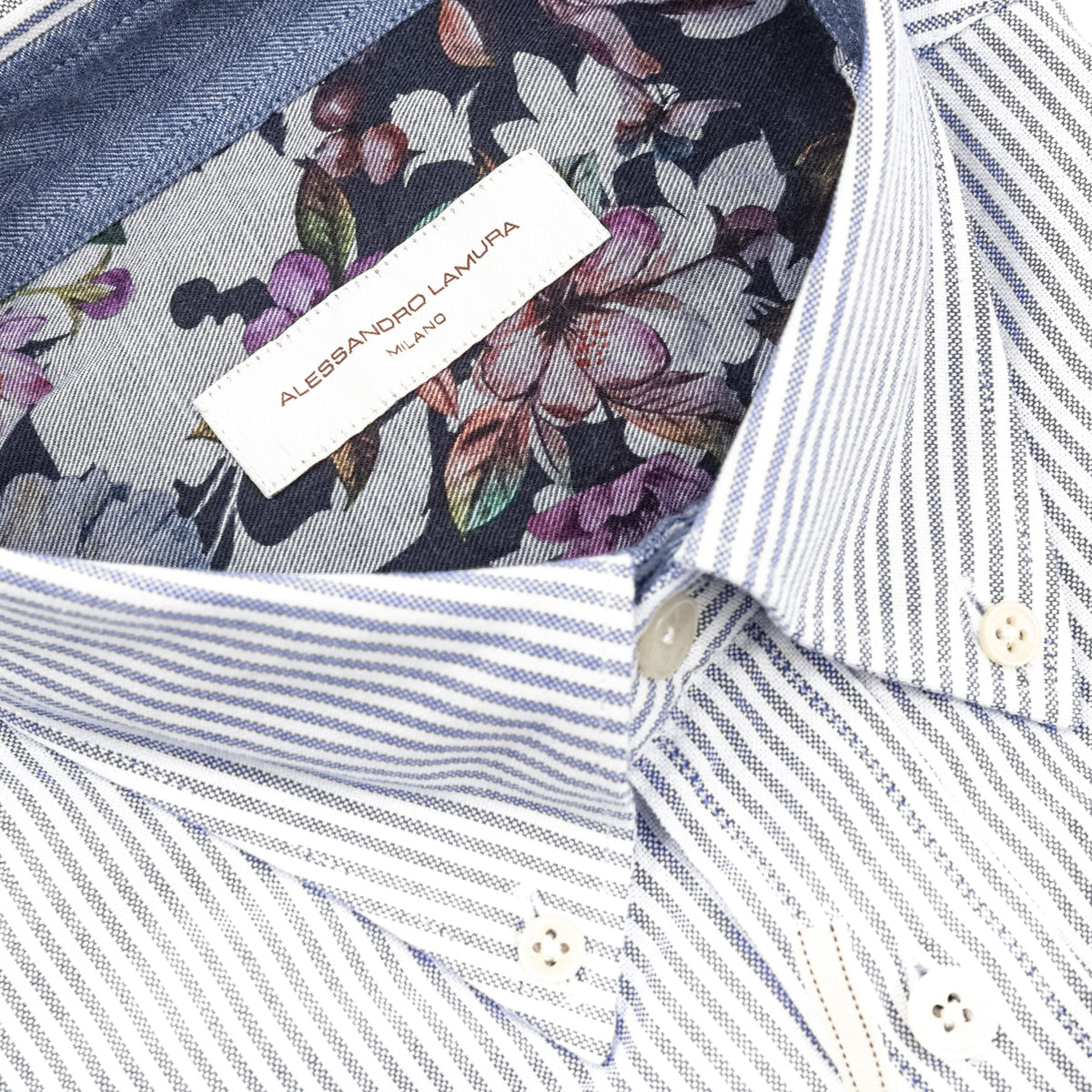 Camicia a Righe Blu con Dettaglio Floreale