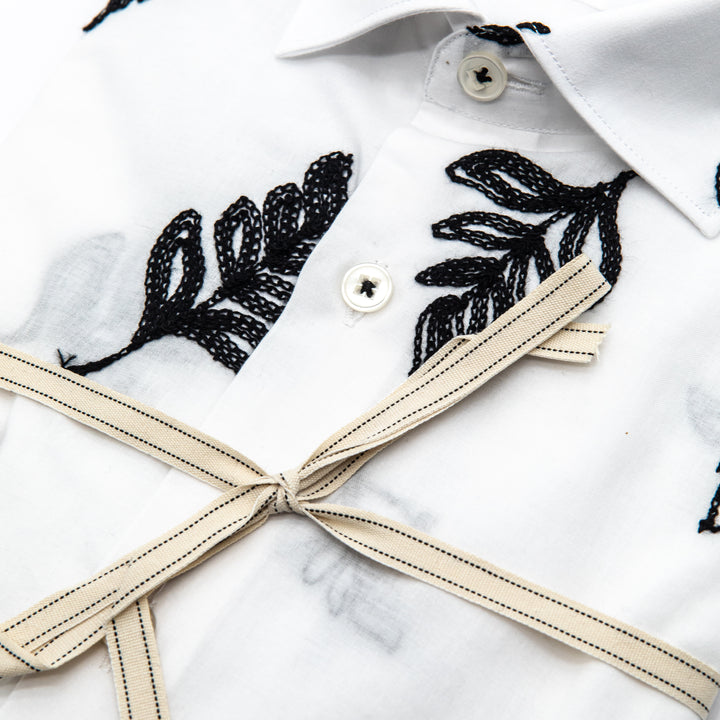 Camicia Bianca Ricamata con Dettagli Floreali Neri