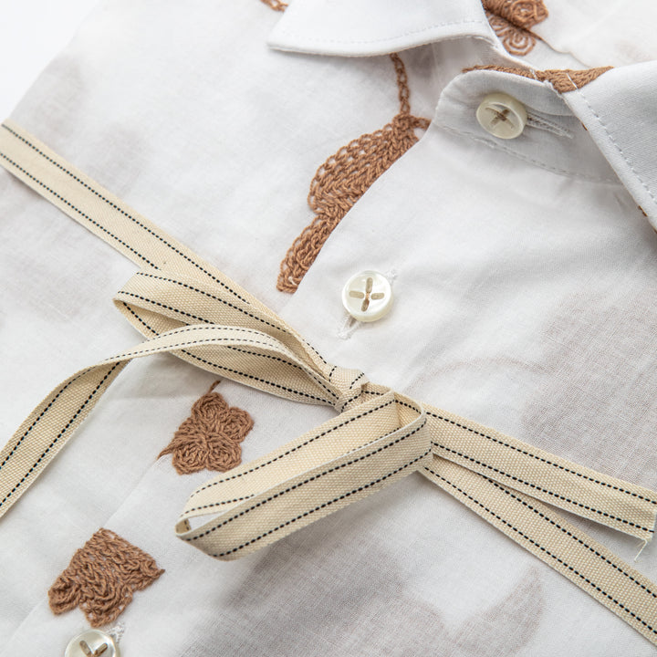 Camicia Bianca con Ricami Floreali