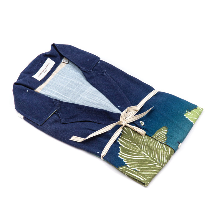 Camicia mezze maniche in blu con stampa foglie