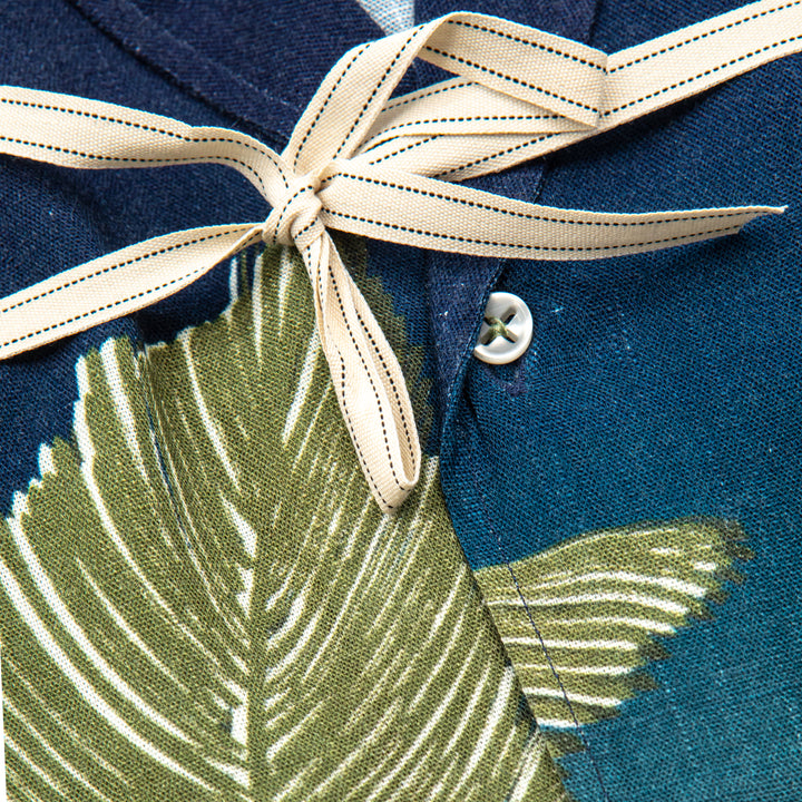 Camicia mezze maniche in blu con stampa foglie