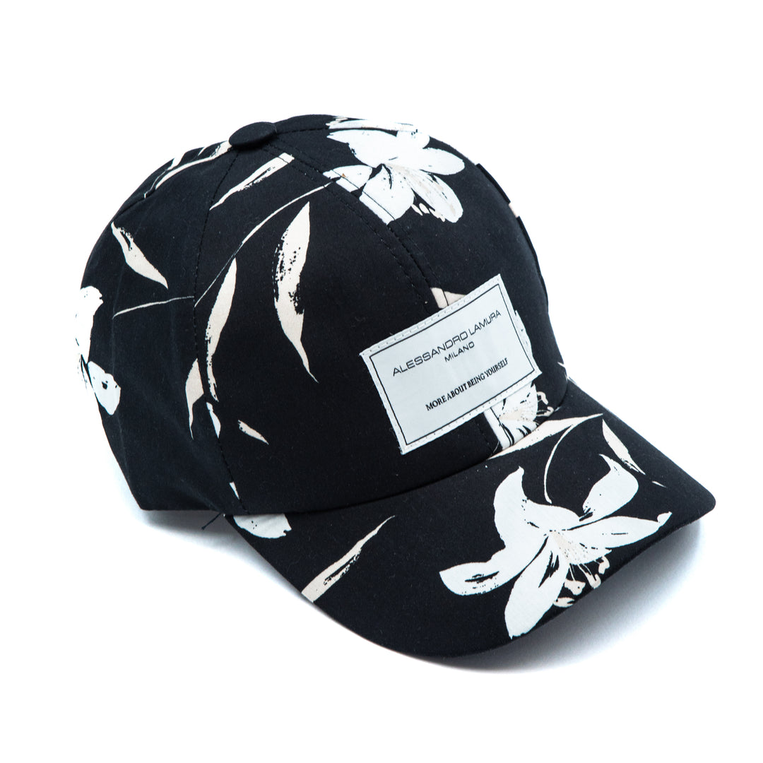 Cappellino da baseball nero con fiori bianchi