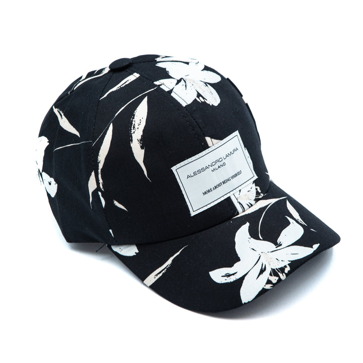 Cappellino da baseball nero con fiori bianchi