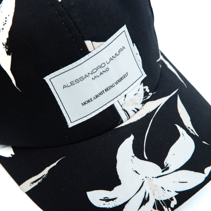Cappellino da baseball nero con fiori bianchi